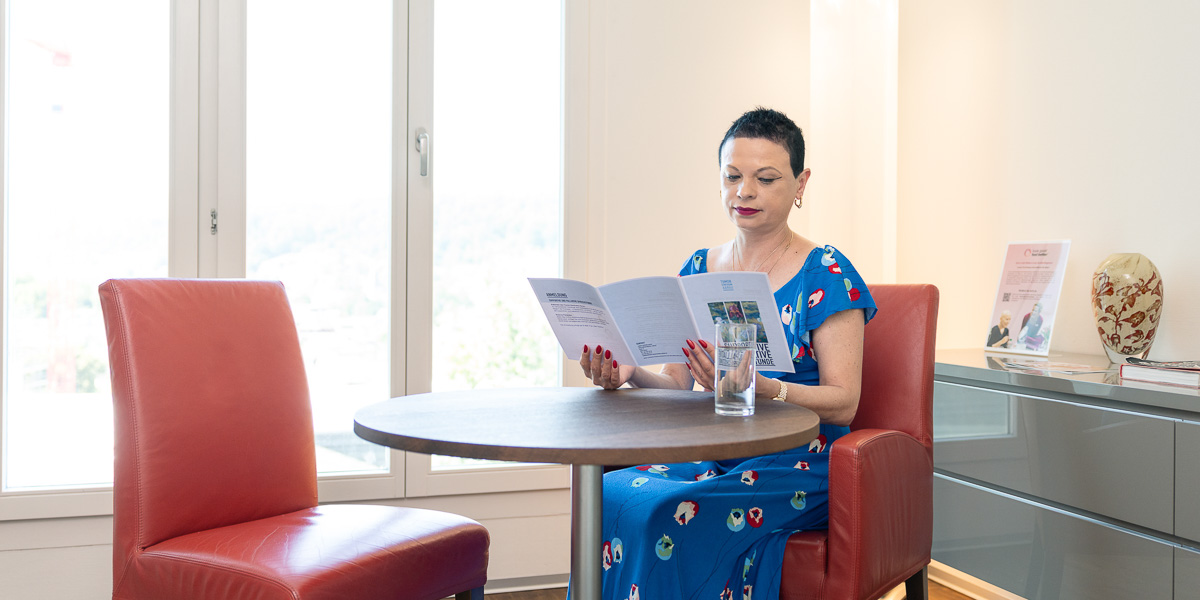 Patientin im Wartebereich